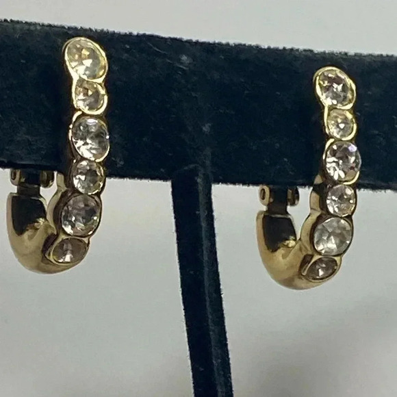 3/4" VINTAGE TRIFARI HUGGIE CLIP ON EARRINGS WITH 7 RHINESTONES PER EAR. - Picture 2 of 6